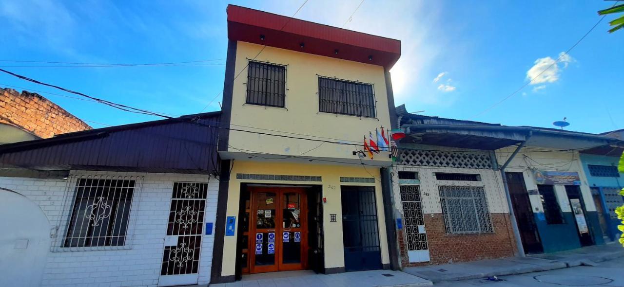 Hostal Huayruro Hotel Iquitos Exterior photo